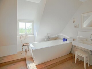 Badezimmer im OG mit Badewanne und Dusche