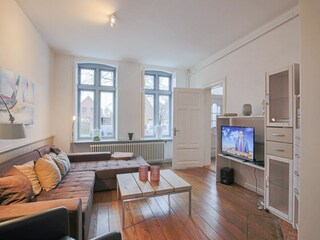 Blick ins Wohnzimmer von der Küche aus