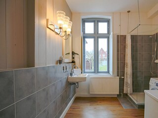 Duschbad mit Waschmaschine im EG