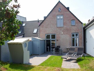 Terrasse mit Gartenmöbeln