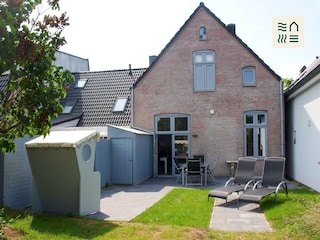 Terrasse mit Gartenmöbeln
