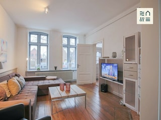 Blick ins Wohnzimmer von der Küche aus