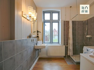 Duschbad mit Waschmaschine im EG