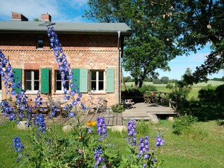 Das Haus vom Garten aus mit Blick zu den Feldern.