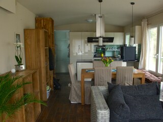 Wohnküche mit Esstisch, Sofaecke und Terrassentür