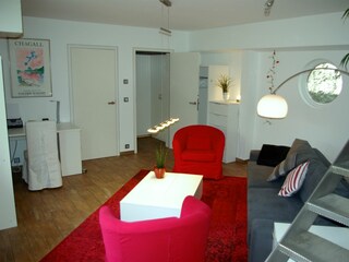 Der Salon mit Schreibtisch und Kleiderschrank