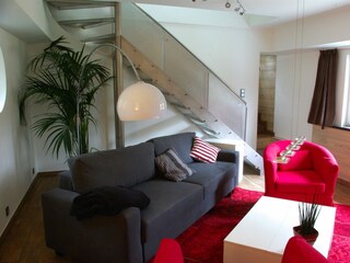 Salon mit Schlafcouch, Fernseher und "Kamin"