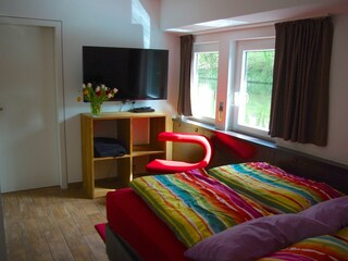 Schlafzimmer mit 160 cm Boxspring-Bett und TV