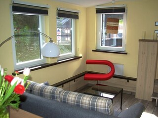 Bibliothek mit Schlafcouch und separatem Eingang