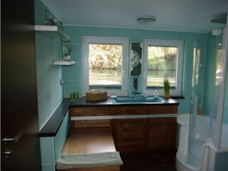 Bad mit Rainfall-Dusche, Glas-Dusch/Wanne und WC
