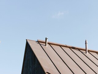 Kupfer trifft schwarze Holzfassade