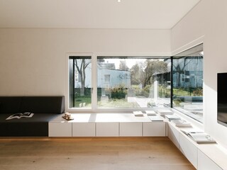 Blick ins Wohnzimmer mit Kamin und Loungesofa