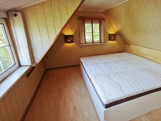 großes Familienbett (B/L 240x200cm) im OG