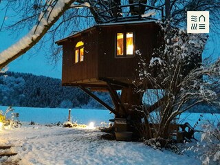 Baumhaus im Schnee