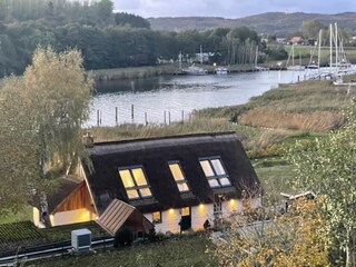 Blick auf Haus und Hafen im Herbst