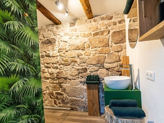 Badezimmer mit Bruchsteinwand
