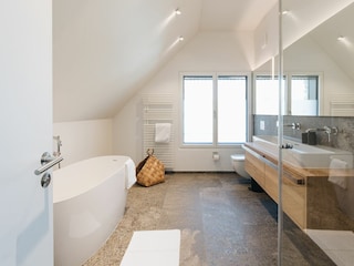 Badezimmer OG mit freistehender Badewanne