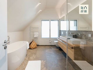 Badezimmer OG mit freistehender Badewanne