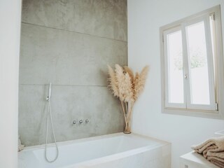 Tageslichtbad mit Wanne und Regendusche.
