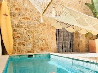 Pool mit Hängematte.