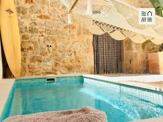 Pool mit Hängematte.