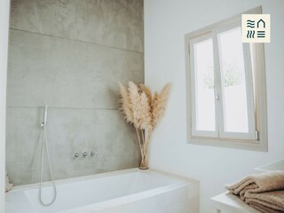 Tageslichtbad mit Wanne und Regendusche.