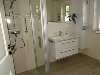 Duschbad mit ebenerdiger Dusche. FHandtuchtrockner