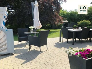große Terrasse mit Sicht zur Rotbuche