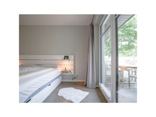 Das Schlafzimmer liegt direkt an der Terrasse
