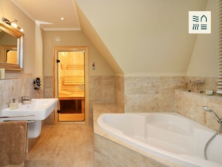 Bad mit Dusche und Sauna