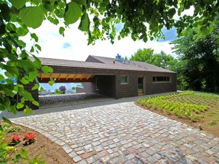 Eingangsbereich mit Carport und E-ladestation