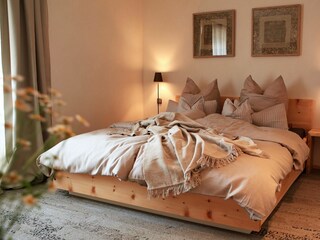 Schlafzimmer: Zirbenholzmöbel und Bett von Tempur