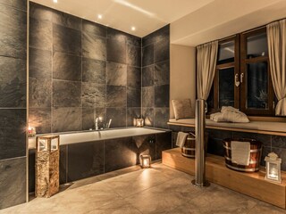 Kneippbecken und eine Badewanne für Zwei