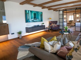 Ihr gemütlicher Wohnbereich mit großem Smart TV