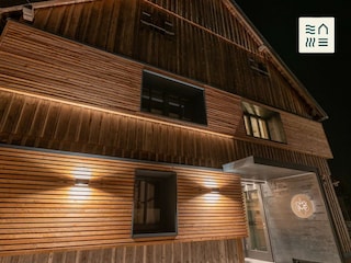 Unser Scheunengiebel im Nachtlicht