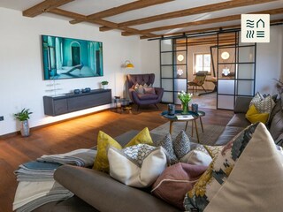 Ihr gemütlicher Wohnbereich mit großem Smart TV
