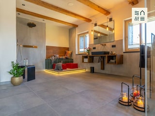 Kneipp-Becken und große Walk-In-Dusche