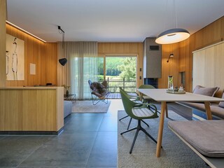 Der Essbereich mit Wohnzimmer