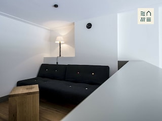 Sofa auf der Empore