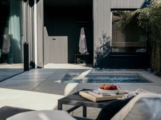 Wellnessgarten mit Sauna und Whirlpool