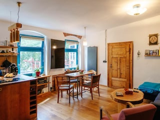 Blick zu Wohnzimmer und Küche