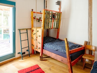Das Einzelbett im Schlafzimmer.