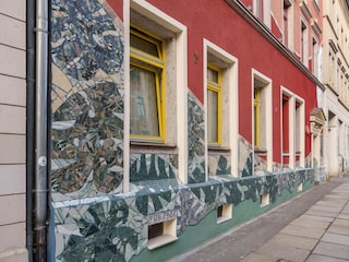 Details der Ammonitenfassade am Vorderhaus