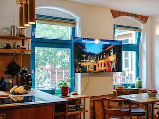 Der Fernseher im Wohnzimmer ist drehbar.