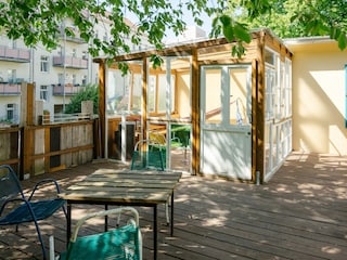 Der Wintergarten und die Terrasse bei Tag.