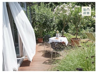 Terrasse um geben von Grün