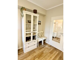 Vitrine & 2 Zusatzstühle