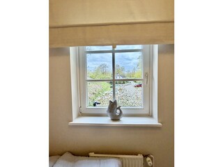 Blick vom Schlafzimmer auf ruhigen Vorplatz