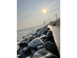 Spaziergang am Wasser unterhalb der Promenade