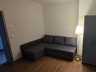 Durchgangszimmer mit Schlafcouch